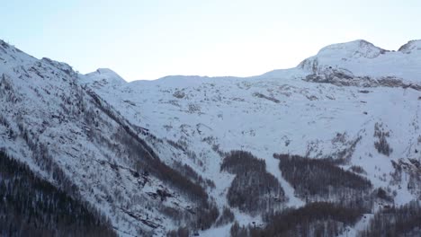 Tilt-down-of-ski-lifts-in-beautiful-snow-covered-mountains