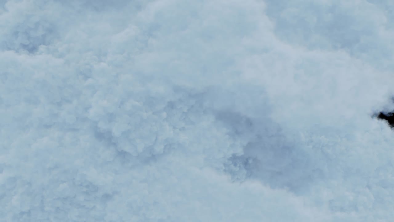 avalancha realista, rápidos de agua blanca, humo denso y grueso, vapor, vapor en fondo negro perfecto para componer en sus tomas. humo hielo seco para la composición, use la pantalla o agregue el modo