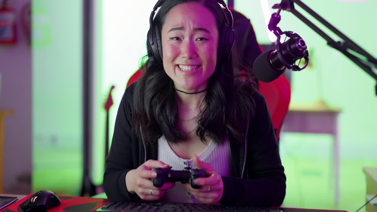 비디오 게임 라이브에서 여성, 응원 및 성공