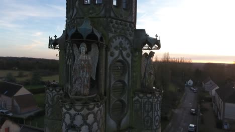 Vista-Aérea-Cercana-De-Drones-Volando-Alrededor-De-Una-Capilla-En-Un-Pequeño-Pueblo-De-Francia.