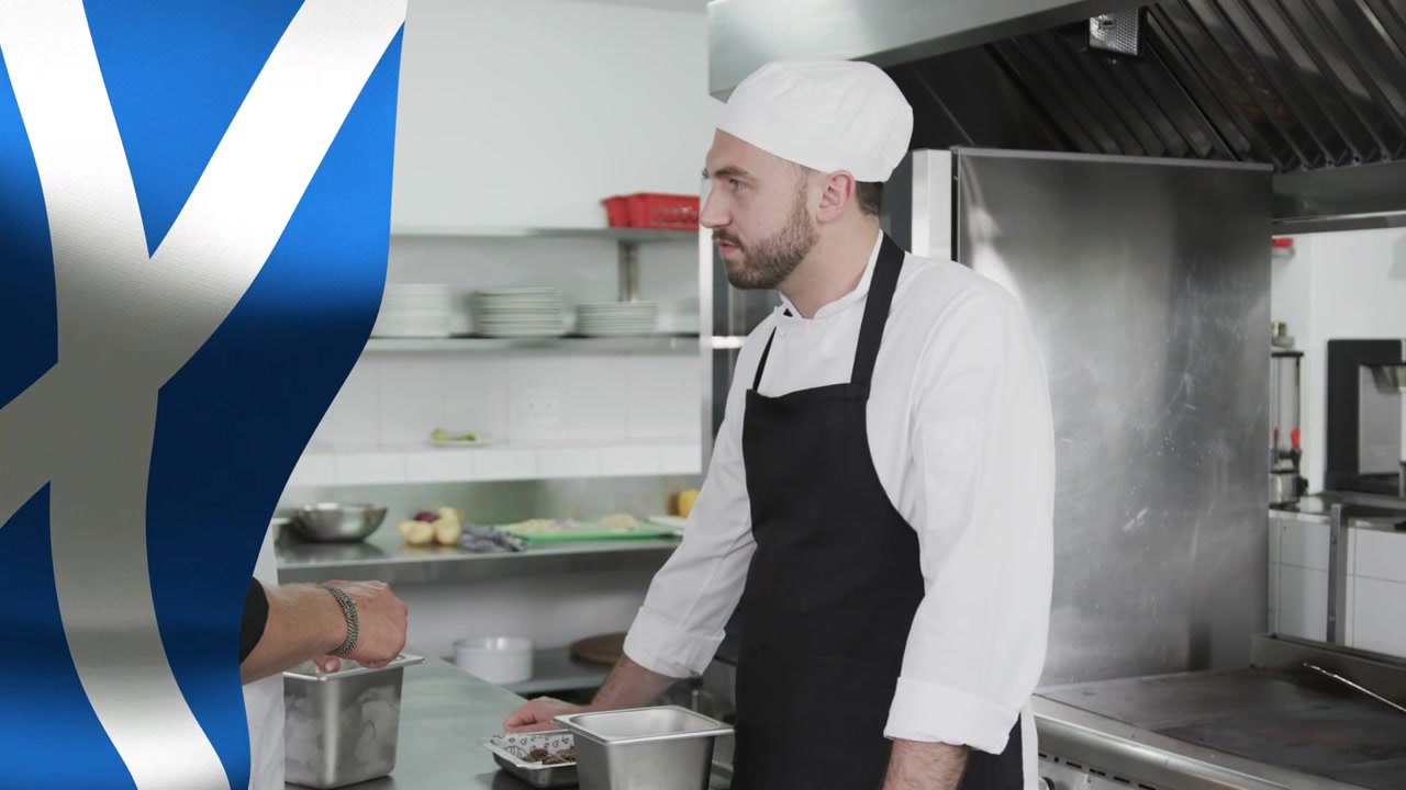 Chef che si sporge in avanti dopo che un collega ha mostrato una padella di metallo, ispezionando gli ingredienti per confermare l'ordine.