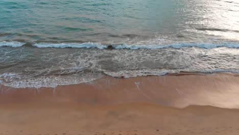 Wellen-An-Einem-Sandstrand-An-Der-Algarve