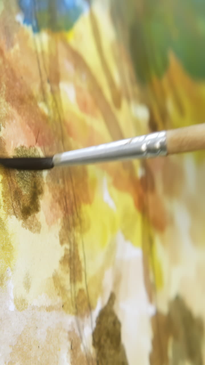 Primo piano di pittura ad acquerello in corso.