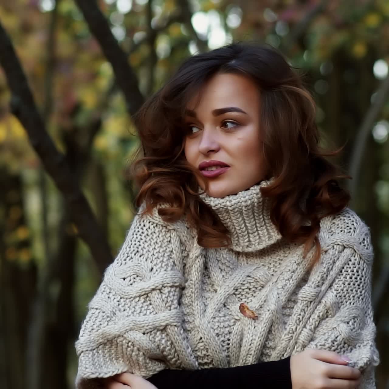 mujer de otoño en el parque de otoño