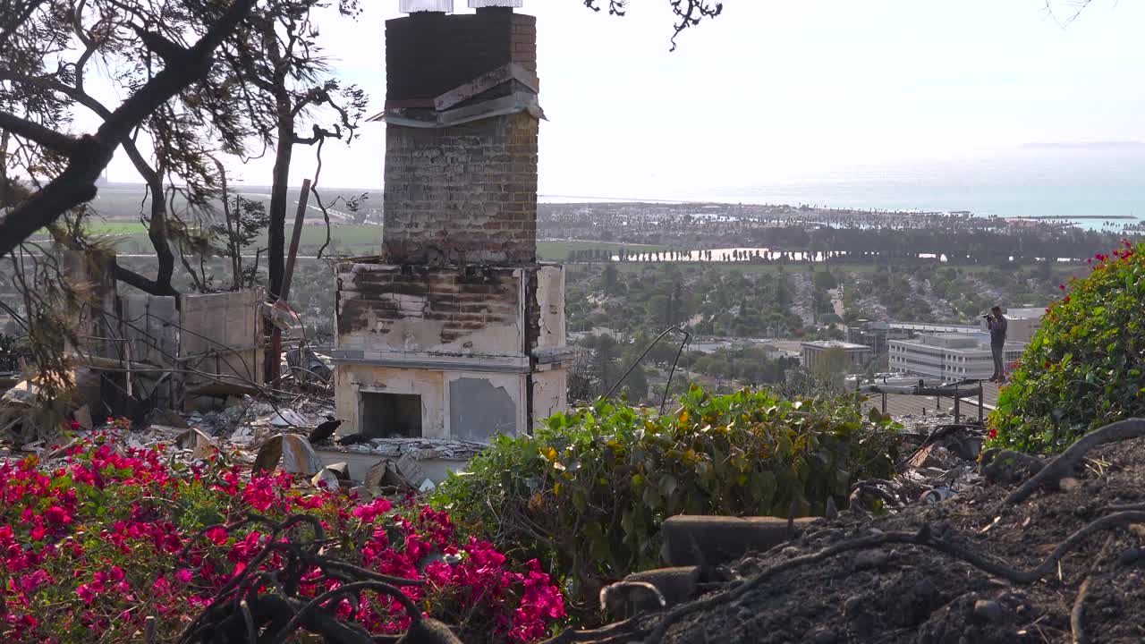 캘리포니아 벤츄라 카운티의 2017년 토마스 화재 이후 산비탈에 불탄 집이 있습니다.