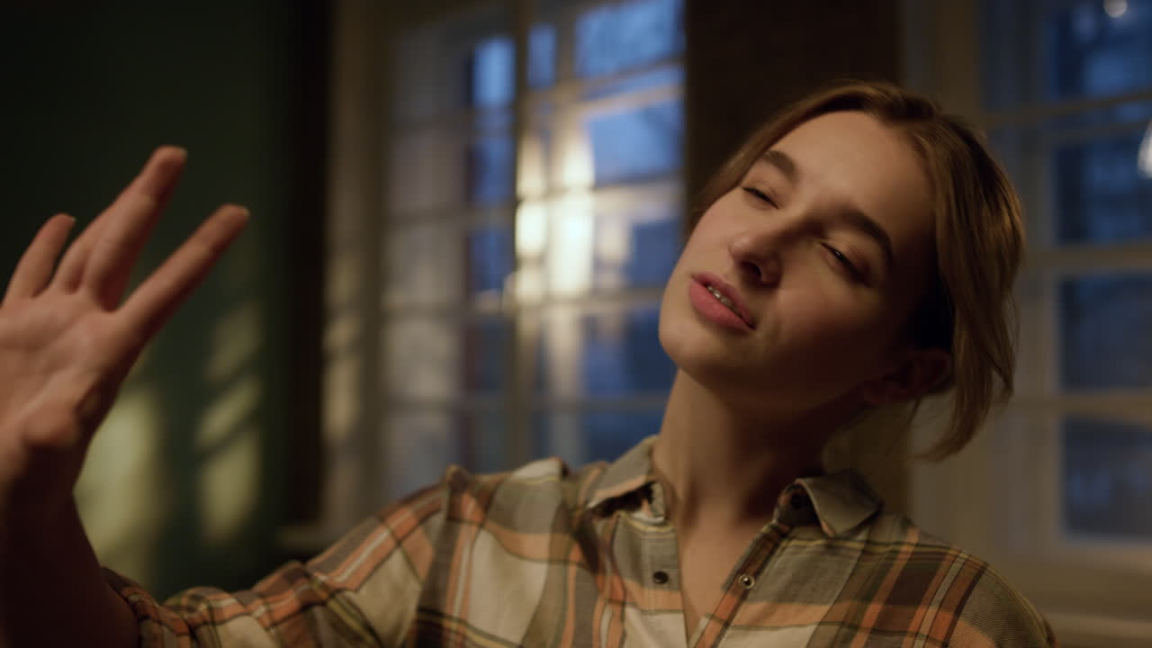 diseñadora explicando la idea de diseño de interiores en un apartamento renovado.