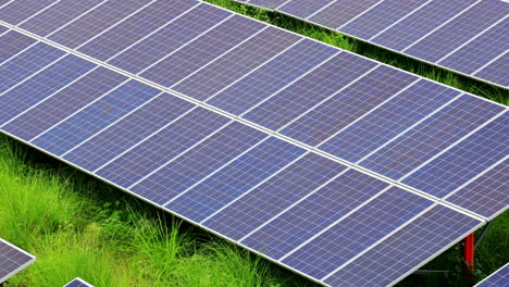 Vista-Panorámica-De-Una-Gran-Planta-De-Energía-Eléctrica-Sostenible-Con-Muchas-Filas-De-Paneles-Solares-Fotovoltaicos-Para-Producir-Energía-Eléctrica-Limpia-Y-Ecológica