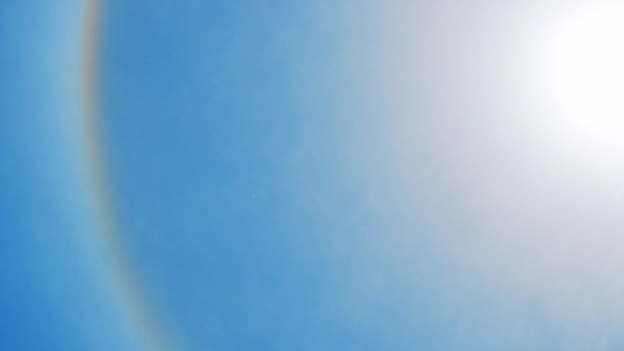 Vista suggestiva di un bellissimo alone intorno al sole nel cielo azzurro e luminoso - inquadratura media