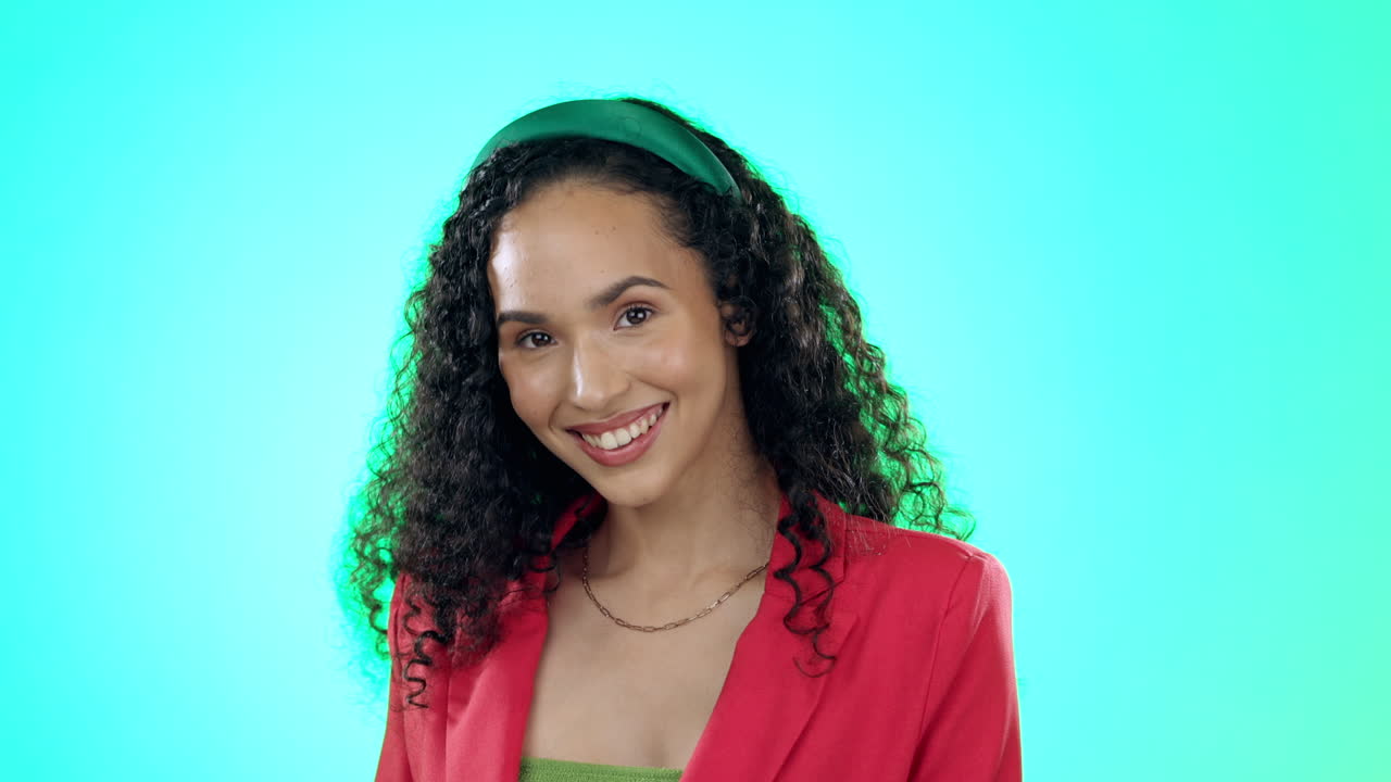 mujer de negocios, sonrisa y retrato de rostro en el estudio