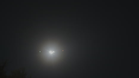 luz brillante en el cielo nocturno