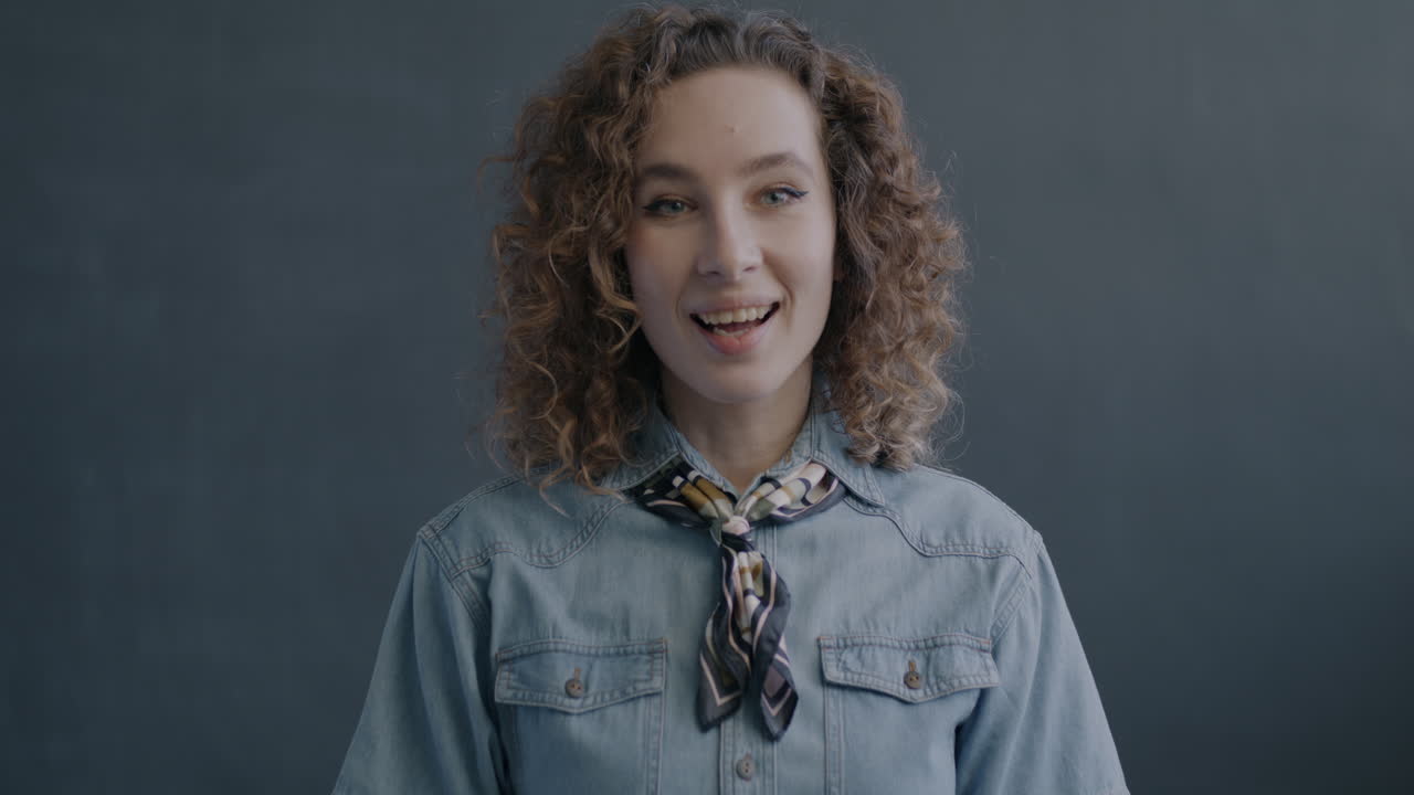 donna con i capelli ricci sorridendo