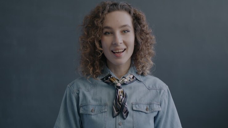 Donna con i capelli ricci che sorride