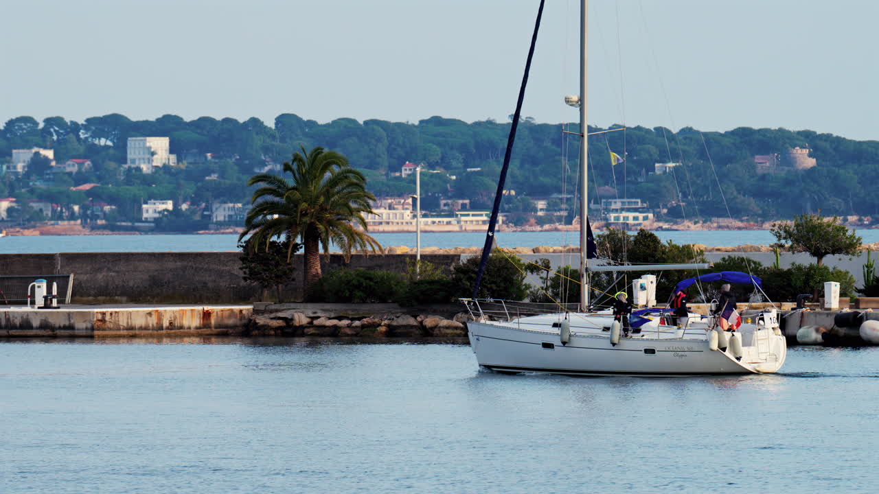 Antibes, Francia - 14 febbraio 2025: barca con la bandiera francese che si muove sul mare in una giornata nuvolosa
