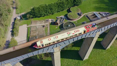 Un-Impresionante-Viaducto,-Puente-En-La-Hermosa-Ubicación-Galesa-Del-Acueducto-Pontcysyllte-Y-La-Famosa-Ruta-Del-Canal-Llangollen-Como-Un-Estrecho-Barco-Cruza