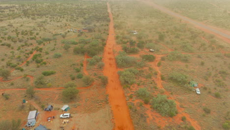 Finke-Wüstenrennen-Drohnenüberflug-Mit-Allrad-Offroad-Buggy-Rennen-Auf-Unbefestigter-Strecke-Im-Australischen-Outback,-4k