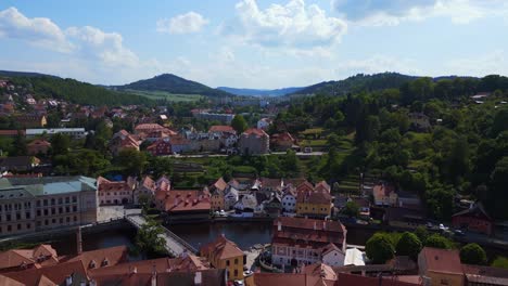 Schöner-Flug-Von-Oben-Aus-Der-Luft,-Tschechische-Republik,-Historische-Moldau-Brücke-In-Cesky-Krumlov-Im-Sommer-2023,-Weltkulturerbe-In-Böhmen