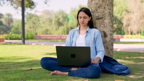 Indian-employee-working-from-outdoors