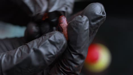 preparando comida con guantes negros