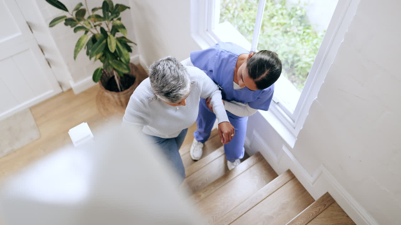 고령자, 여성 및 간호사가 계단에 도움을 받습니다.