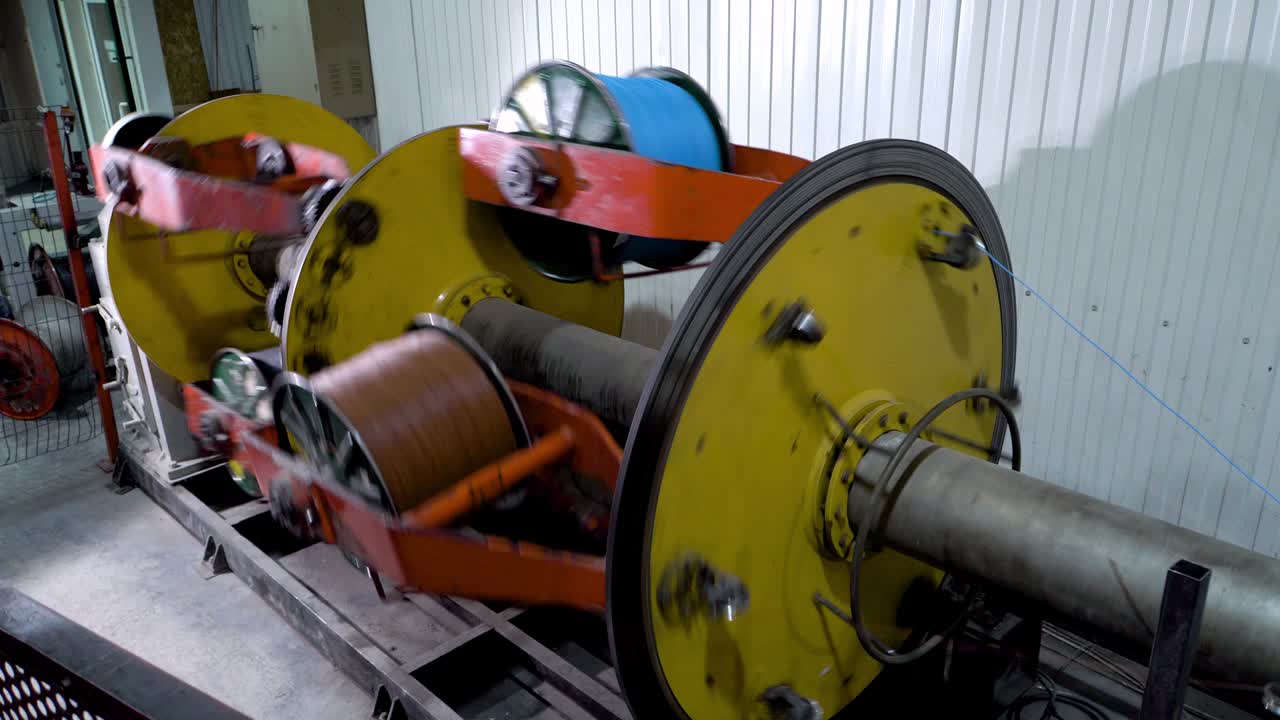 producción de alambre de cobre, cable de bronce en carretes en la fábrica. equipo para la producción de cable eléctrico