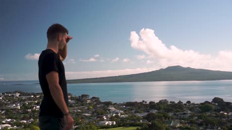 Young-caucasian-tourist-looking-at-the-ocean-from-Mount-Victoria,-Auckland,-New-Zealand