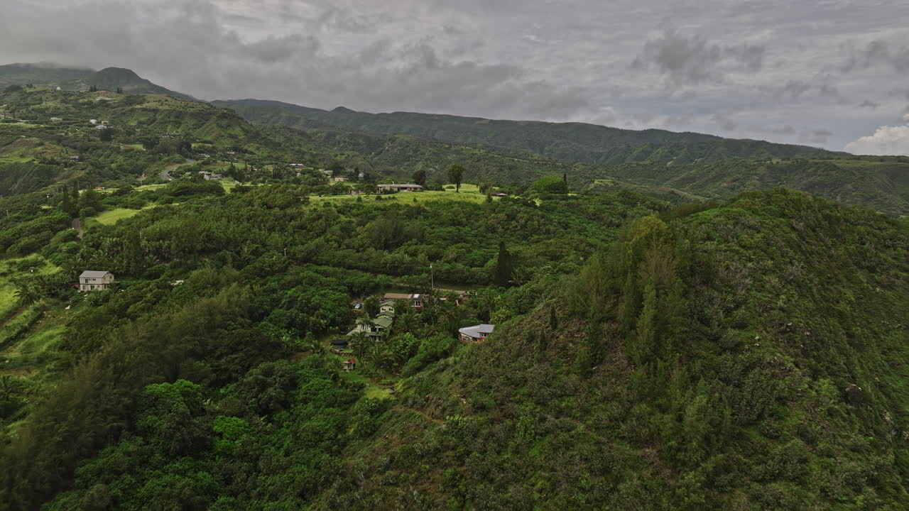 Maui Hawaii v23 sorvolo cinematografico con drone dell'area residenziale collinare di Moho che cattura la lussureggiante vegetazione circostante e i paesaggi montuosi - Girato con Mavic 3 Cine - Dicembre 2022