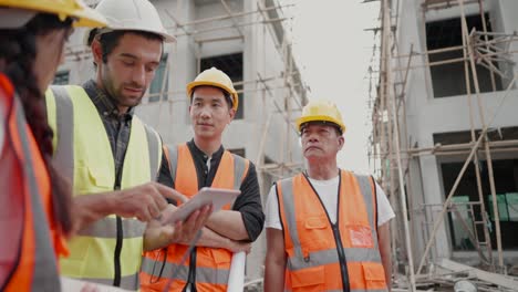 ingeniero civil profesional, arquitecto de construcción discuten con el equipo de contratista, capataz sobre la construcción de proyectos de vivienda. grupo de empleados en uniforme de seguridad trabajando juntos en el negocio inmobiliario.