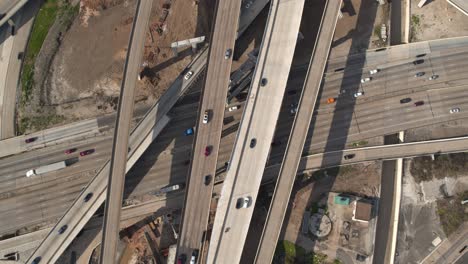 vista de pájaro de los autos en la autopista 59 y 610 sur en houston, texas