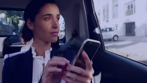 burbujas de habla con números crecientes contra la mujer caucásica que usa el teléfono inteligente en el coche