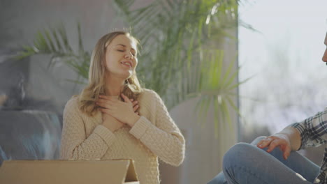 una pareja de jóvenes sonrientes hablando juntos.