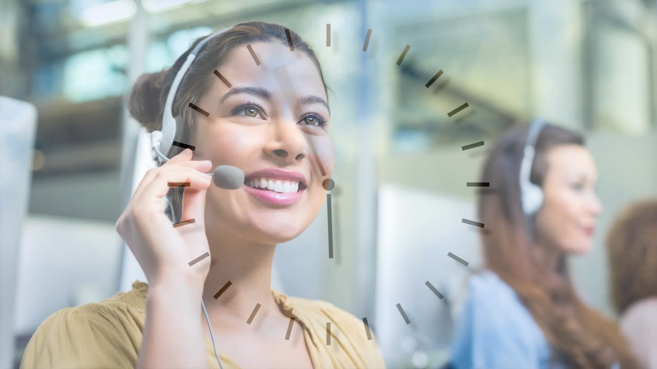 mujer que trabaja en un centro de llamadas