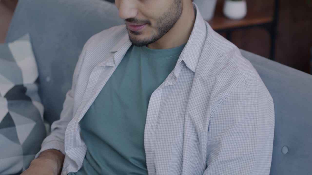 소파에 앉아 있는 남자