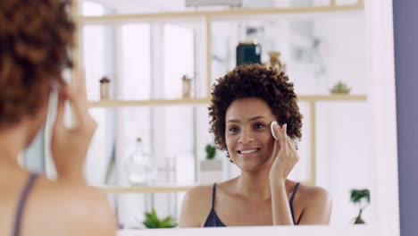 mujer aplicando maquillaje frente al espejo