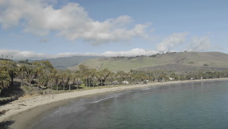 Schwenkzeitraffer-Von-Wolken-über-Refugio-Beach-State-Park-Kalifornien