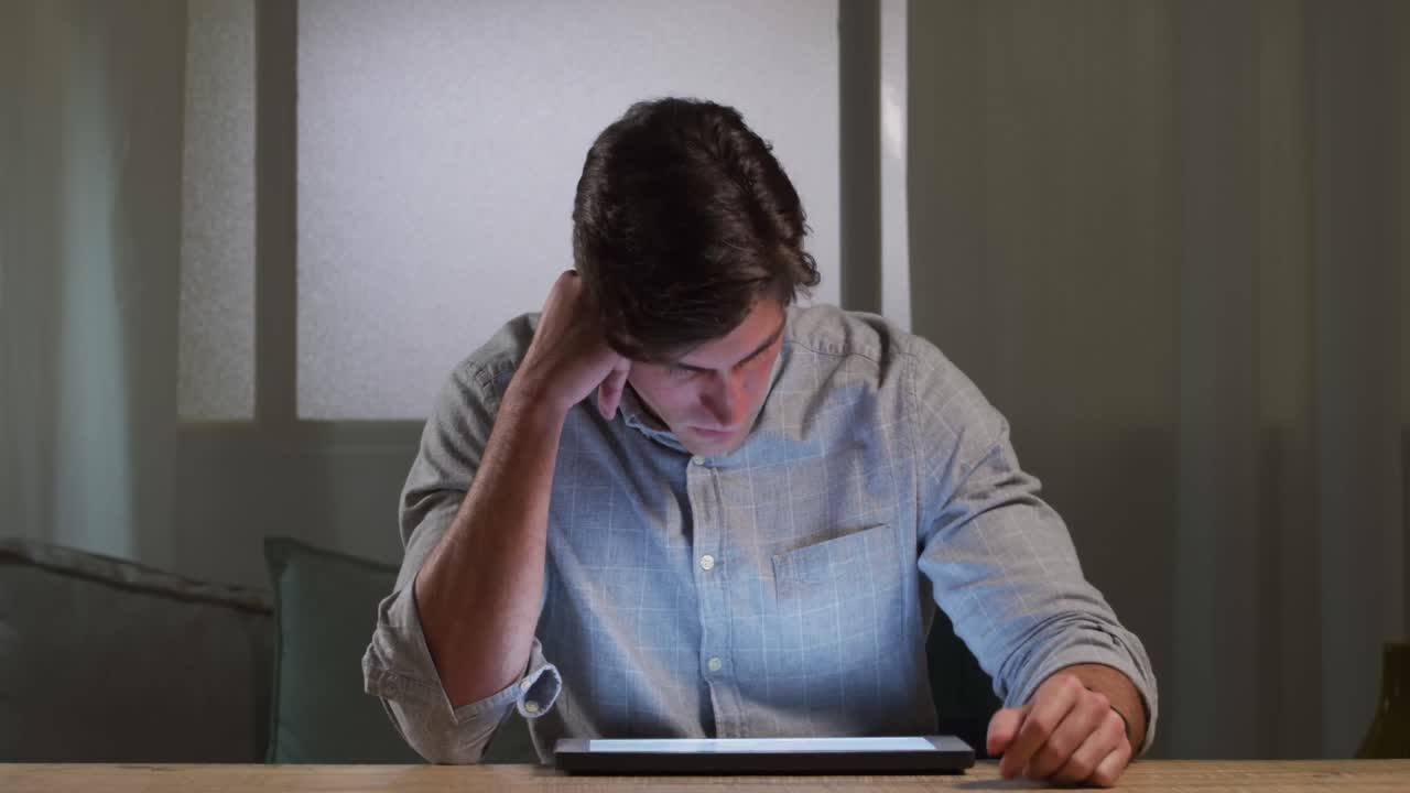 hombre caucásico usando una tableta digital