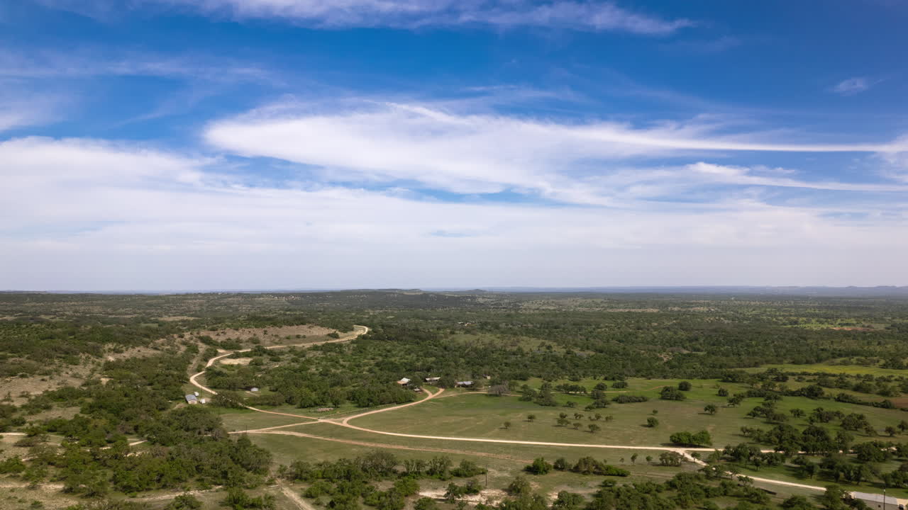 hiperlapso de un día despejado sobre colinas verdes en el país de las colinas de texas