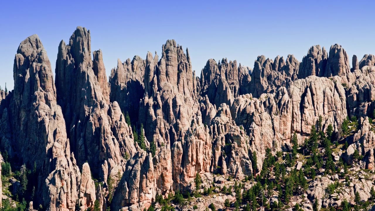Riprese aeree con drone che riprendono il paesaggio naturale aspro vicino alle Black Hills del South Dakota