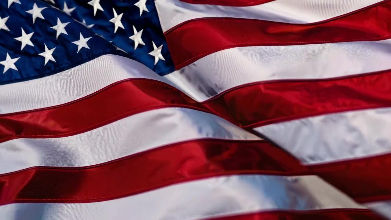 Vibrante bandiera americana che sventola con luce solare intensa e bokeh