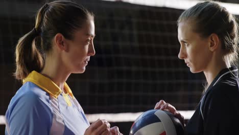 Aggressive-Volleyballspielerinnen,-Die-Sich-Gegenseitig-Durch-Das-Netz-Schauen,-4K