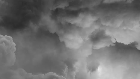 Hacia-Las-Nubes-De-Colonimus-Y-Los-Relámpagos-Durante-La-Tormenta-De-Nubes