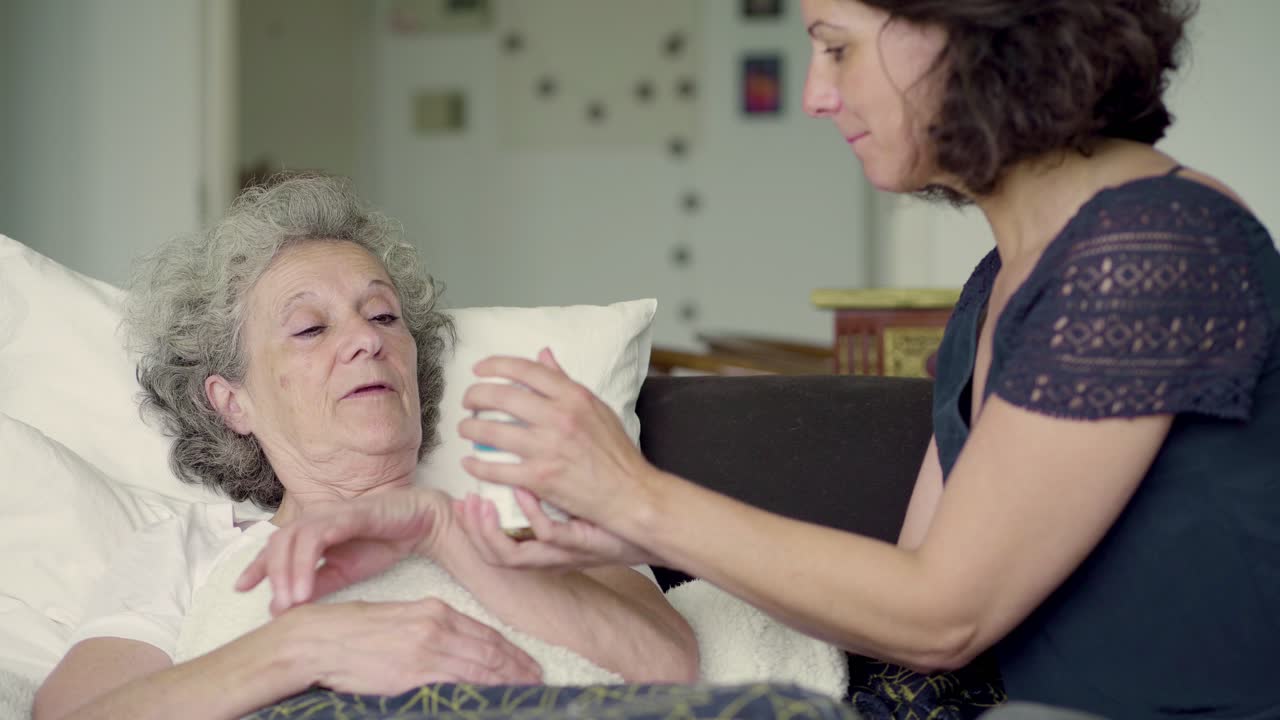 딸이 어머니에게 약을 보여주고, 처방전을 설명합니다.