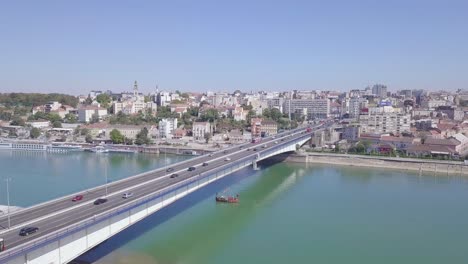 Impresionante-Toma-Aérea-En-órbita-De-4k-Del-Puente-Branko-Y-El-Río-Sava,-Belgrado,-Serbia