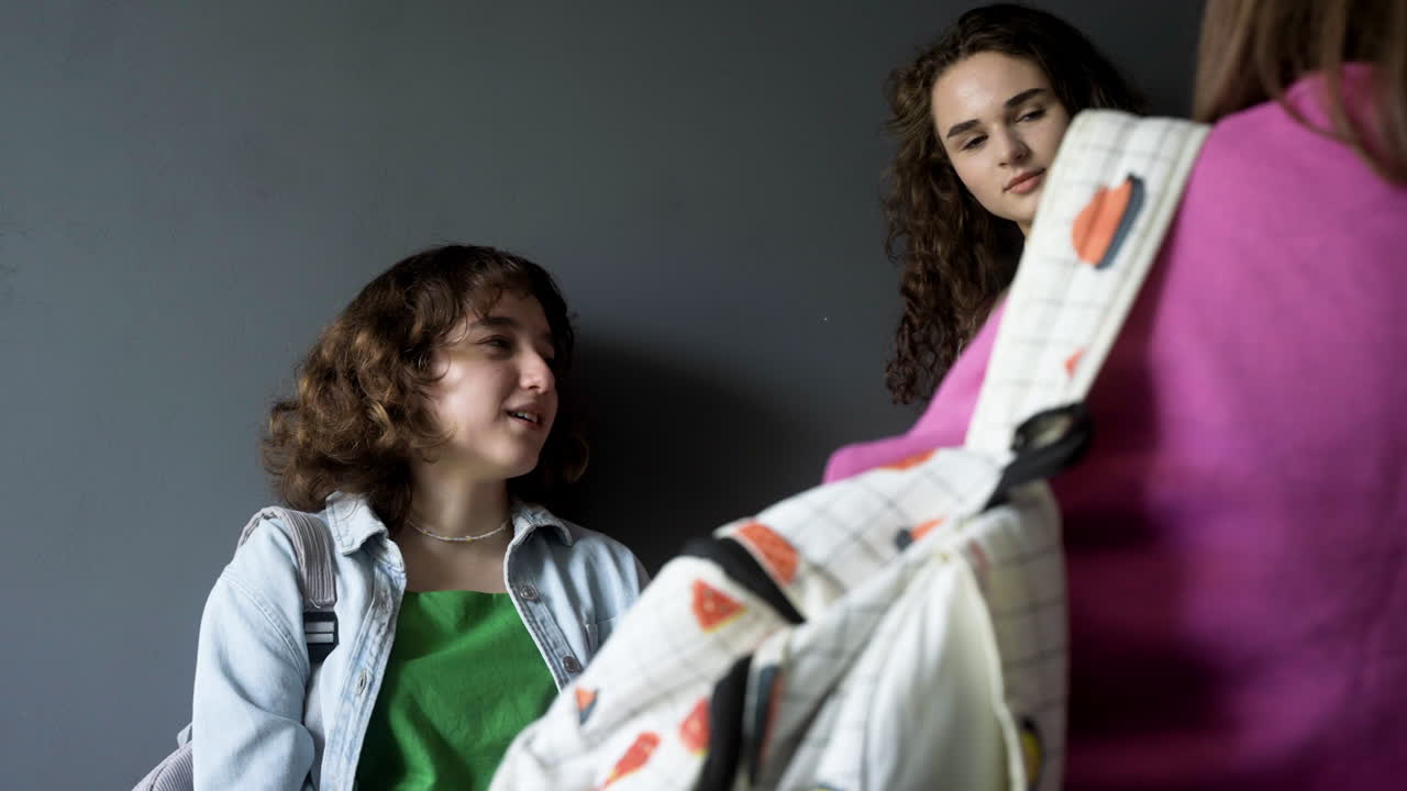 실내에서 얘기하는 소녀들