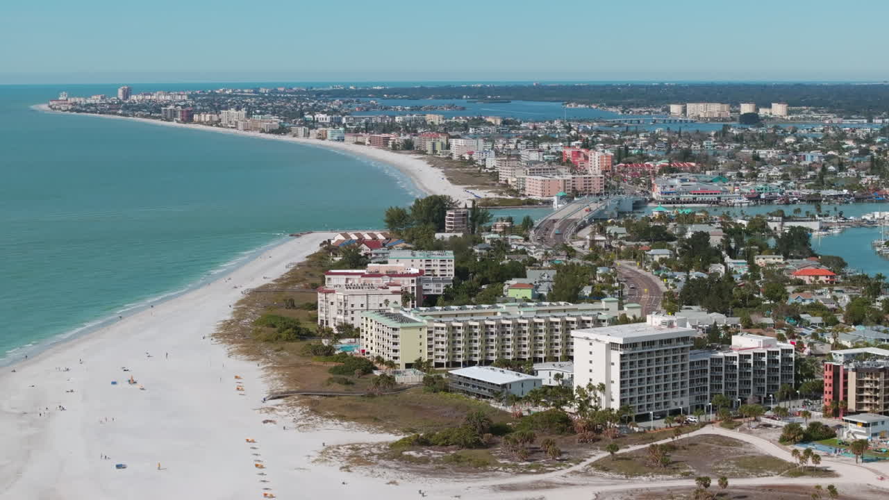 vista aérea de la playa de madeira y las playas de la isla del tesoro en el condado de pinellas, florida