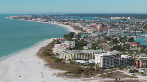 Vista-Aérea-De-La-Playa-De-Madeira-Y-Las-Vistas-De-La-Playa-De-La-Isla-Del-Tesoro-En-El-Condado-De-Pinellas,-Florida.