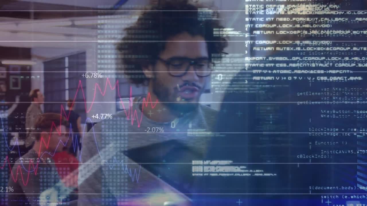 animación del procesamiento de datos financieros sobre diversas personas de negocios que usan tablets en la oficina