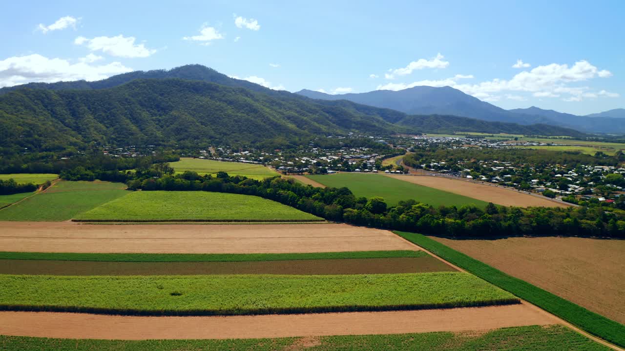 케언즈, 퀸즐랜드, 호주의 국가 농업 풍경과 마을 - 공중 드론 샷