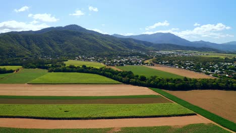 Paisaje-Agrícola-Rural-Y-Ciudad-En-Cairns,-Queensland,-Australia---Toma-Aérea-De-Drones