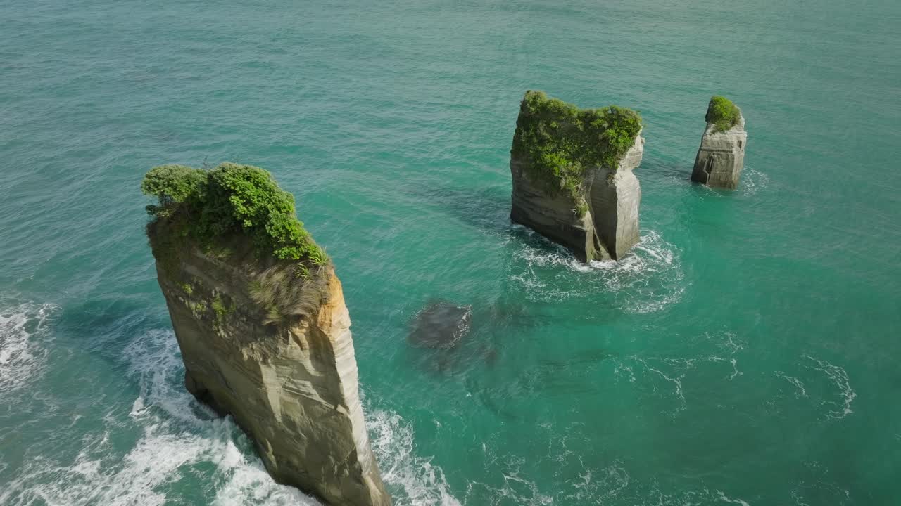 Hito costero de Nueva Zelanda, los farallones marinos de las Tres Hermanas, creados por la erosión del agua