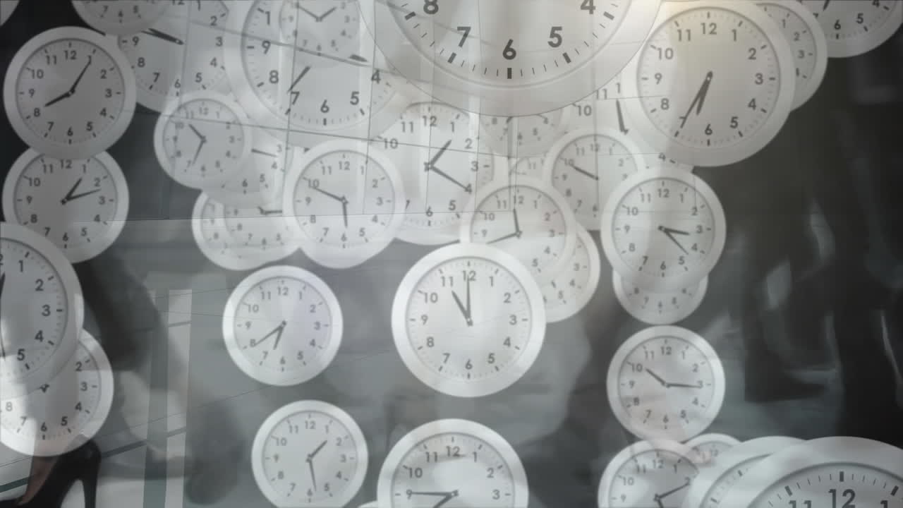 Animazione di orologi che ticchettano che cadono, con la parte inferiore di uomini d'affari che camminano in ufficio